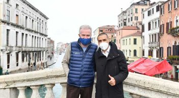 Iván Ramiro Córdoba (a la derecha) exdefensa del Inter de Italia.