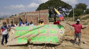 En el barrio 23 de Enero, la quebrada Tonchalá arrasó con varias viviendas. Los terrenos continúan deshabitados. / Foto: Luis Alfredo Estévez/ La Opinión 