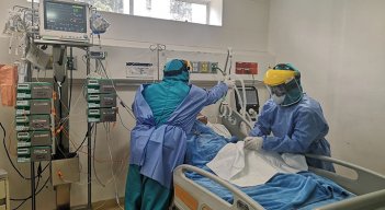 La reducción en ocupación de camas en Unidades de Cuidados Intensivos, permitió bajar de alerta roja a alerta amarilla hospitalaria. / Foto archivo