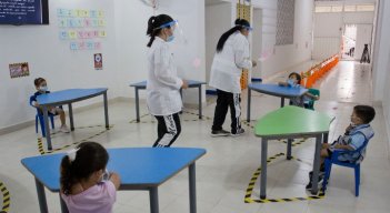 El proceso de desinfección de los niños es constante dentro de las aulas. /Foto: Alfredo Estévez.