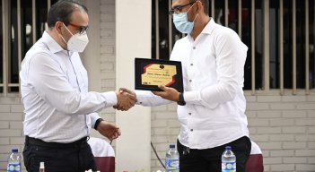 El gobernador Silvano Serrano recibió del director del Centro Tecnológico de Cúcuta, Eduardo Royero, una placa de reconocimiento como fundador y primer director de esa institución educativa. / Foto Cortesía para La Opinión