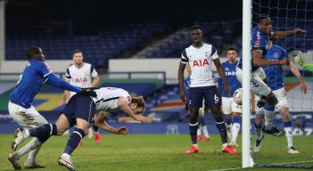 Dávinson Sánchez versus Yerry Mina. Foto: AFP