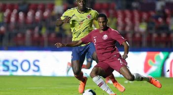 Duván Zapata pelea una pelota en un duelo entre Colombia y Catar en la Copa América de 2019. Foto; Colprensa
