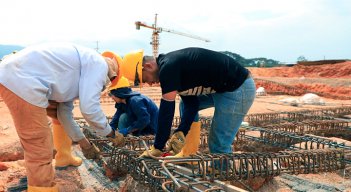 Los cambios hacia el teletrabajo y la crisis laboral han disminuido el número de personas que sufrieron accidentes laborales en 2020. / Foto Archivo La Opinión