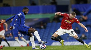 El Manchester United no pudo pasar del empate (0-0) en campo del Chelsea y se mantiene segundo, a 12 puntos del líder, Manchester City. 