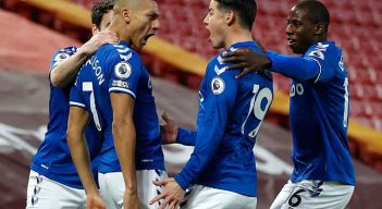 Richarlison y James Rodríguez celebran el primer gol del Everton en la victoria ante Liverpool. AFP