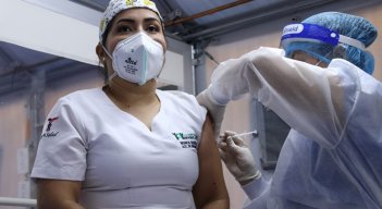 El proceso de vacunación en el departamento  inició el 19 de febrero con el personal de la primera línea de atención del Hospital Erasmo Meoz. / Foto archivo La Opinión
