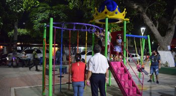Los niños pueden disfrutar de los juegos en las noches y sus padres se sienten más tranquilos con las luminarias de nueva tecnología. / Foto Cortesía