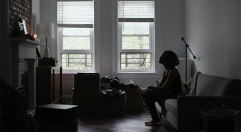 El film ofrece un examen agudo sobre el costo que deben pagar las víctimas al realizar denuncias. / Foto: Cortesíaagnate del hip hop Russell Simmons. (