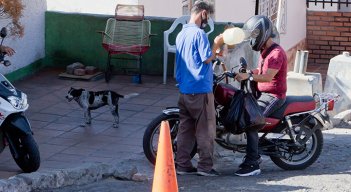 En muchos sectores de Cúcuta se encuentran viejos y nuevos pimpineros, así los márgenes de ganancias no sean tan altos como cuando vendían gasolina de contrabando. / Foto: Luis Alfredo Estévez