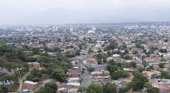 Aspecto de la ciudad ayer en la tarde, cuando ya se aprecia una capa gris que cubre la zona norte, que según los expertos es parte del polvo del Sahara. /Foto Juan Pablo Cohen / La Opinión