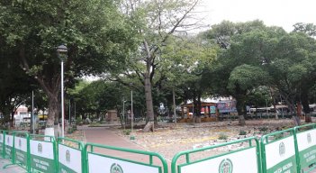 La Policía mantiene constante vigilancia en los alrededores de los parques. / Luis Alfredo Estévez/ La Opinión 