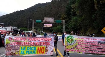 Comunidad, dirigentes políticos y cultivadores salieron a protestar a la vía.