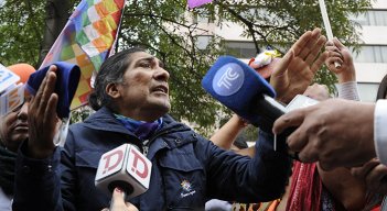  El candidato presidencial ecuatoriano Yaku Pérez habla con la prensa frente al Hotel Swissotel, en Quito.