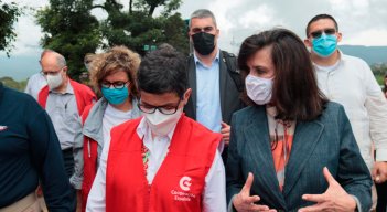 Las cancilleres de España, María Aránzazu González (de chaleco rojo), y de Colombia,  Claudia Blum, consolidaron los lazos de cooperación entre los dos países.