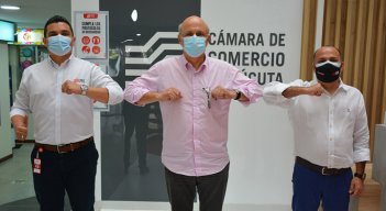 Mario Latiff (centro), nuevo presidente de la Junta Directiva de la Cámara de Comercio de Cúcuta. / Foto: La Opinión