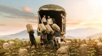 La compañía se embarcó este 2021 en un ambicioso proyecto de expandir su capacidad de producción para continuar desarrollando la categoría a partir del inigualable sabor de las papas cultivadas y cosechadas por manos campesinas colombianas. / Foto: Cortesía
