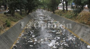 El canal Bogotá tiene 15 kilómetros y atraviesa 25 sectores de las comunas 2 y 5 de Cúcuta. / Foto: Alfredo Estévez