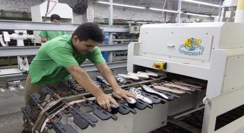 Los fabricantes de calzado buscan atraer compradores.