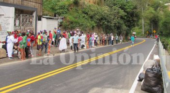 Más 15 mil caminantes venezolanos transitan entre Pamplona y Bucaramanga en el mes. / Foto: Roberto Ospino