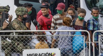 El Gobierno tramitará, con cooperación internacional, las vacunas contra la COVID-19 para más de un 1’000.000 de migrantes sin documentos en el país, con vocación de regularización, informó el gerente de Fronteras, Lucas Gómez.  / Foto: Archivo