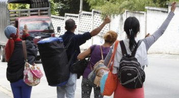 Migrantes venezolanos esperan por el nuevo estatuto