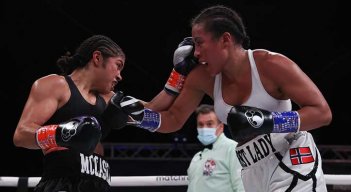 Cecilia Braekhus (derecha), boxeadora noruega nacida en Colombia.