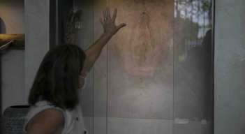 La sala de la casa de la familia Díaz Ferreira fue convertida en capilla y allí llegan los feligreses a rezar, a ponerle flores, a pedir favores y también agradecer por el milagro recibido./ Foto Juan Pablo Cohen.