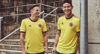 Santiago Arias y James Rodríguez lucen la nueva camiseta de la Selección Colombia.  Foto: Twitter @FCFSeleccionCol
