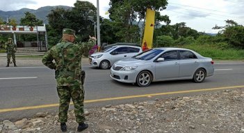 Los conductores agradecieron al Ejército por cuidarlos en las vías./FOTO: Cortesía