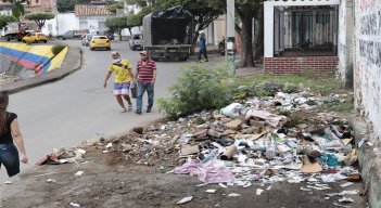 Así se encontraba la calle 5A entre avenidas 9 y 10. / Foto Luis Alfredo Estévez / La Opinión.
