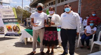 En Ocaña, la Unidad de Restitución de Tierra promueve firma de contratos para compra directa de cosechas de café.