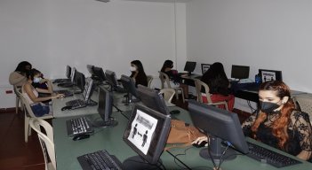 Lector facial con sensor de temperatura. Así mismo cumplen con la desinfección de manos, distanciamiento social y uso correcto del tapabocas. /Foto: Luis Alfredo Estévez/ La Opinión 