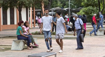 Muchos ciudadanos en Cúcuta aún no asumen su responsabilidad en el autocontrol de l pandemia, por ello es común observarlos en las calles sin tapaboca y en aglomeraciones. / Foto Alfredo Estévez/La Opinión