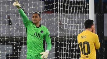 Keylor Navas celebra penal atajado a Lionel Messi en los octavos de final de Champions League. Foto:AFP