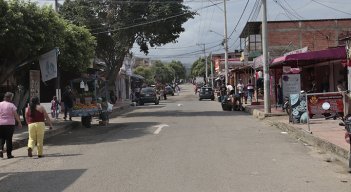 Avenida principal del barrio, que separa a La Cordialidad de La Sabana / Foto Luis Alfredo Estévez / La Opinión.