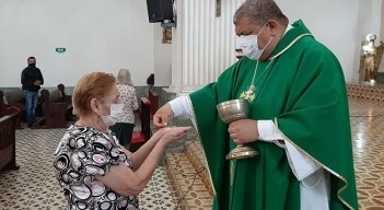 Recomiendan que las celebraciones litúrgicas se lleven a cabo de manera virtual. / Cortesía/ La Opinión 