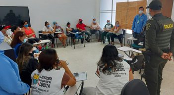 Las lideresas aprenden sobre las rutas de atención en casos de violencia de género, para replicar en sus barrios.