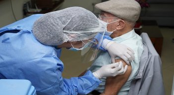 Vacunación contra la COVID-19 para adultos mayores.