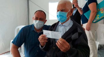 Carlos Julio Rincón es el adulto mayor de mas edad en vacunarse./Foto Javier Sarabia