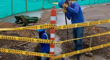 La compañía de acueducto anunció que trabaja a doble jornada para culminar los trabajos de reposición de redes de alcantarillado./Foto Alfredo Estévez/La Opinión