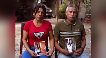 Mileidys Torrealba y Eduard José Falcón posan con retratos de su hija Eduarlis Falcón (20) quien fue asesinada en el poblado de La Misión, estado Portuguesa./ Foto: AFP