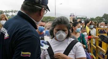 Migrantes en el puente Simón Bolívar
