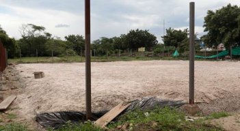 Los trabajos en cancha de fútbol arena que construye el IMRD están parados./Foto Alfredo Estévez
