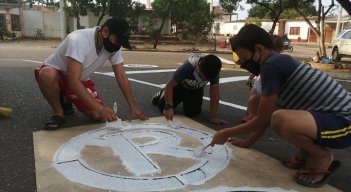 En el barrio 7 de Agosto fueron demarcados seis cruces o entradas a la glorieta, donde está ubicado el parque principal./ Fotos cortesía