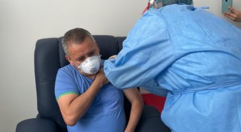 El médico David Rincón fue el pimero en ser vacunado en la Clínica Medical Duarte. / Foto: Cortesía