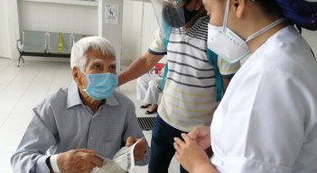 Sin cita previa y solo con la cédula los adultos mayores de 80 años se pueden vacunar.