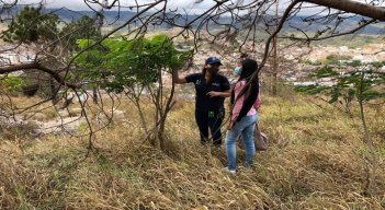 La misión es salvar los cerros tutelares cuya capa vegetal es arrasada por los incendios forestales y las construcciones. /Cortesía/ La Opinión 