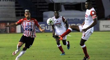 Atlético Junior e Independiente Santa Fe en partido por el torneo local.