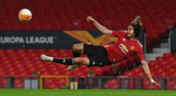 Un doblete y dos pases decisivos de Edinson Cavani permitieron al Manchester United golear (6-2)